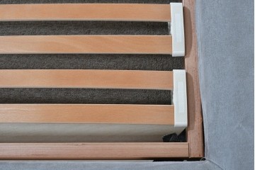 中古　イタリア　フレックスフォルム(Flexform)　日本ベッド製マットレス付き　上質なファブリック張りのキングサイズベッド　定価約95万円　(R-085406)