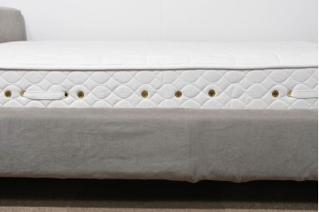 中古　イタリア　フレックスフォルム(Flexform)　日本ベッド製マットレス付き　上質なファブリック張りのキングサイズベッド　定価約95万円　(R-085406)