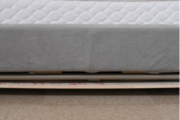 中古　イタリア　フレックスフォルム(Flexform)　日本ベッド製マットレス付き　上質なファブリック張りのキングサイズベッド　定価約95万円　(R-085406)