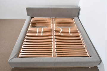 中古　イタリア　フレックスフォルム(Flexform)　日本ベッド製マットレス付き　上質なファブリック張りのキングサイズベッド　定価約95万円　(R-085406)