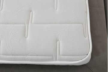 中古　イタリア　フレックスフォルム(Flexform)　日本ベッド製マットレス付き　上質なファブリック張りのキングサイズベッド　定価約95万円　(R-085406)