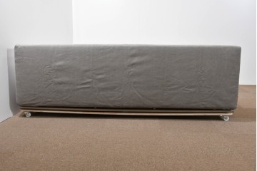 中古　イタリア　フレックスフォルム(Flexform)　日本ベッド製マットレス付き　上質なファブリック張りのキングサイズベッド　定価約95万円　(R-085406)