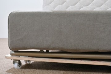 中古　イタリア　フレックスフォルム(Flexform)　日本ベッド製マットレス付き　上質なファブリック張りのキングサイズベッド　定価約95万円　(R-085406)