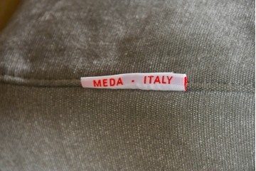 中古　イタリア　フレックスフォルム(Flexform)　日本ベッド製マットレス付き　上質なファブリック張りのキングサイズベッド　定価約95万円　(R-085406)