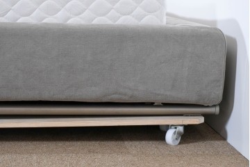 中古　イタリア　フレックスフォルム(Flexform)　日本ベッド製マットレス付き　上質なファブリック張りのキングサイズベッド　定価約95万円　(R-085406)