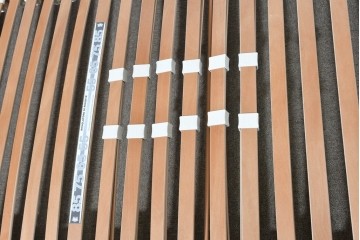 中古　イタリア　フレックスフォルム(Flexform)　日本ベッド製マットレス付き　上質なファブリック張りのキングサイズベッド　定価約95万円　(R-085406)