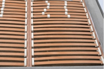 中古　イタリア　フレックスフォルム(Flexform)　日本ベッド製マットレス付き　上質なファブリック張りのキングサイズベッド　定価約95万円　(R-085406)