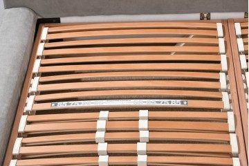 中古　イタリア　フレックスフォルム(Flexform)　日本ベッド製マットレス付き　上質なファブリック張りのキングサイズベッド　定価約95万円　(R-085406)