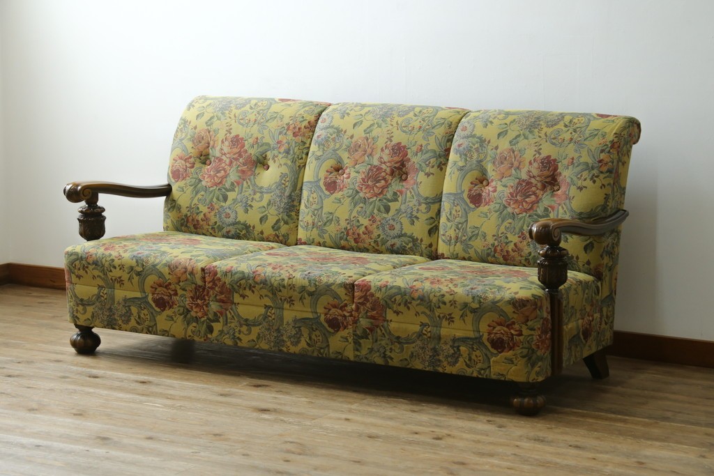 和製ヴィンテージ　三越家具　COUNTRY HOUSE(カントリーハウス)　Brugge(ブルージュ)　アームや脚部の彫刻装飾と鮮やかなファブリックが美しい3人掛けソファ　(R-085407)