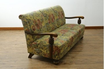 和製ヴィンテージ　三越家具　COUNTRY HOUSE(カントリーハウス)　Brugge(ブルージュ)　アームや脚部の彫刻装飾と鮮やかなファブリックが美しい3人掛けソファ　(R-085407)