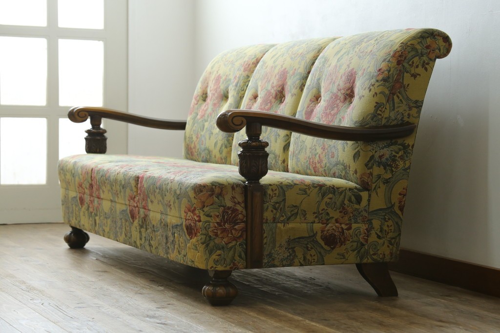 和製ヴィンテージ　三越家具　COUNTRY HOUSE(カントリーハウス)　Brugge(ブルージュ)　アームや脚部の彫刻装飾と鮮やかなファブリックが美しい3人掛けソファ　(R-085407)