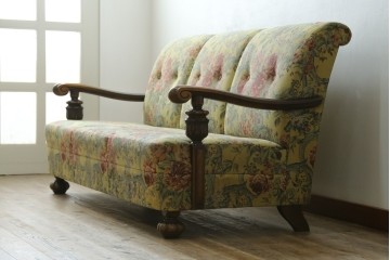 和製ヴィンテージ　三越家具　COUNTRY HOUSE(カントリーハウス)　Brugge(ブルージュ)　アームや脚部の彫刻装飾と鮮やかなファブリックが美しい3人掛けソファ　(R-085407)
