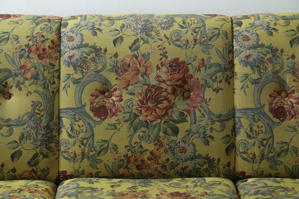 和製ヴィンテージ　三越家具　COUNTRY HOUSE(カントリーハウス)　Brugge(ブルージュ)　アームや脚部の彫刻装飾と鮮やかなファブリックが美しい3人掛けソファ　(R-085407)