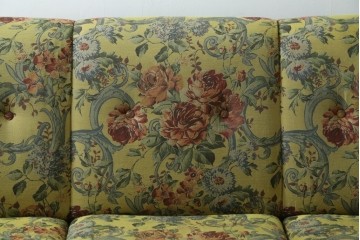 和製ヴィンテージ　三越家具　COUNTRY HOUSE(カントリーハウス)　Brugge(ブルージュ)　アームや脚部の彫刻装飾と鮮やかなファブリックが美しい3人掛けソファ　(R-085407)