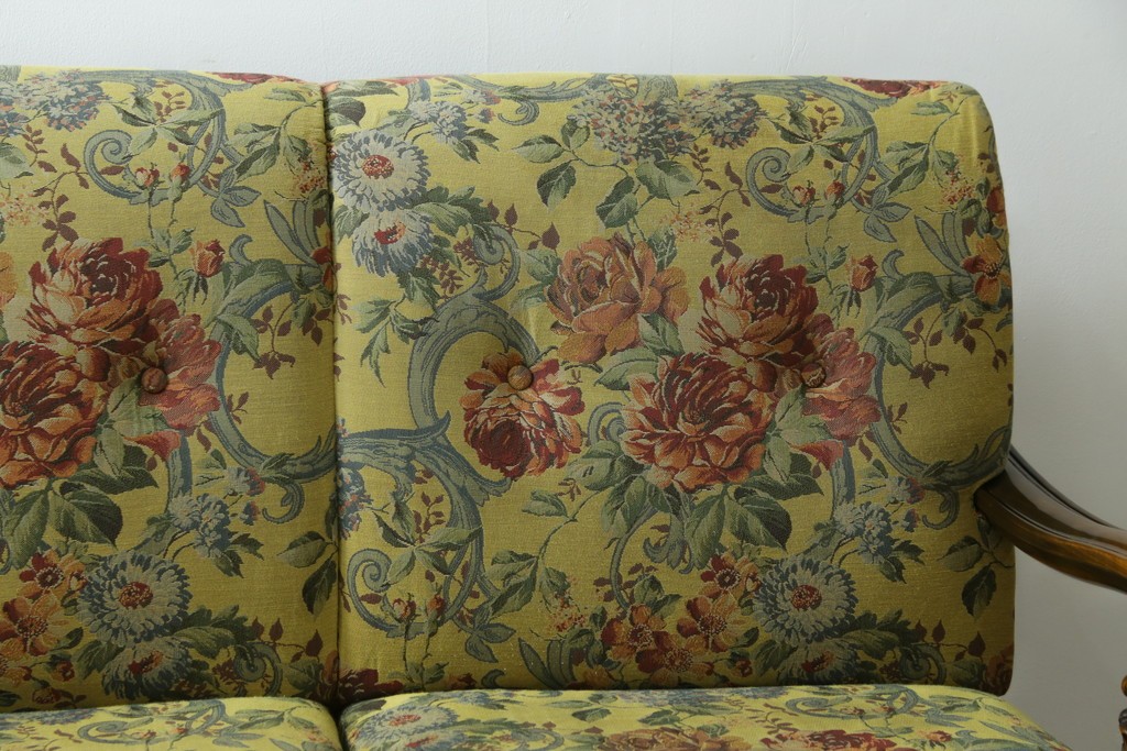 和製ヴィンテージ　三越家具　COUNTRY HOUSE(カントリーハウス)　Brugge(ブルージュ)　アームや脚部の彫刻装飾と鮮やかなファブリックが美しい3人掛けソファ　(R-085407)