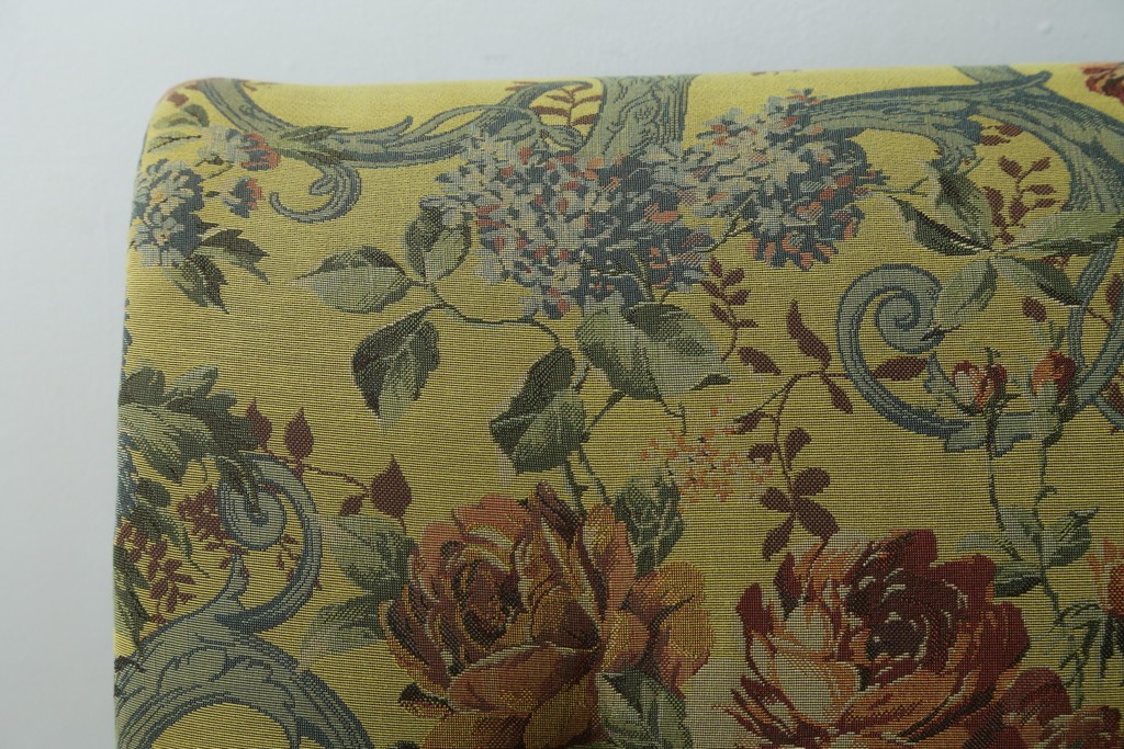 和製ヴィンテージ　三越家具　COUNTRY HOUSE(カントリーハウス)　Brugge(ブルージュ)　アームや脚部の彫刻装飾と鮮やかなファブリックが美しい3人掛けソファ　(R-085407)