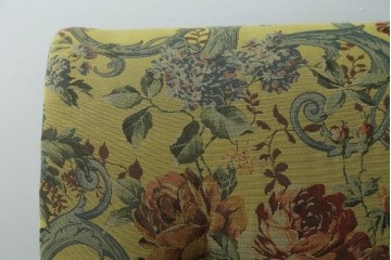 和製ヴィンテージ　三越家具　COUNTRY HOUSE(カントリーハウス)　Brugge(ブルージュ)　アームや脚部の彫刻装飾と鮮やかなファブリックが美しい3人掛けソファ　(R-085407)