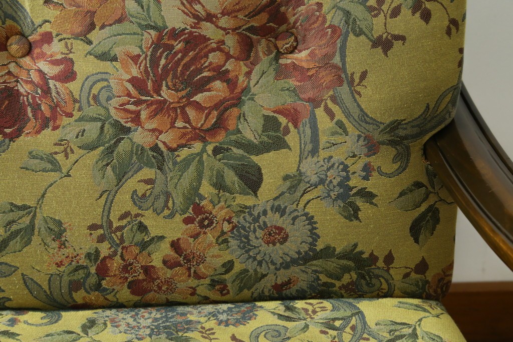 和製ヴィンテージ　三越家具　COUNTRY HOUSE(カントリーハウス)　Brugge(ブルージュ)　アームや脚部の彫刻装飾と鮮やかなファブリックが美しい3人掛けソファ　(R-085407)