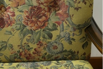 和製ヴィンテージ　三越家具　COUNTRY HOUSE(カントリーハウス)　Brugge(ブルージュ)　アームや脚部の彫刻装飾と鮮やかなファブリックが美しい3人掛けソファ　(R-085407)