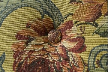 和製ヴィンテージ　三越家具　COUNTRY HOUSE(カントリーハウス)　Brugge(ブルージュ)　アームや脚部の彫刻装飾と鮮やかなファブリックが美しい3人掛けソファ　(R-085407)