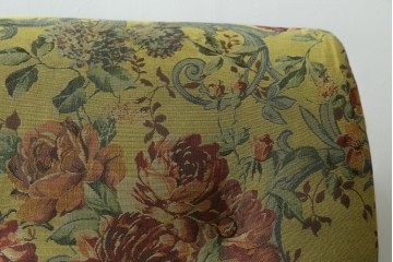 和製ヴィンテージ　三越家具　COUNTRY HOUSE(カントリーハウス)　Brugge(ブルージュ)　アームや脚部の彫刻装飾と鮮やかなファブリックが美しい3人掛けソファ　(R-085407)