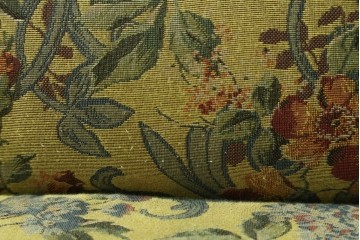 和製ヴィンテージ　三越家具　COUNTRY HOUSE(カントリーハウス)　Brugge(ブルージュ)　アームや脚部の彫刻装飾と鮮やかなファブリックが美しい3人掛けソファ　(R-085407)