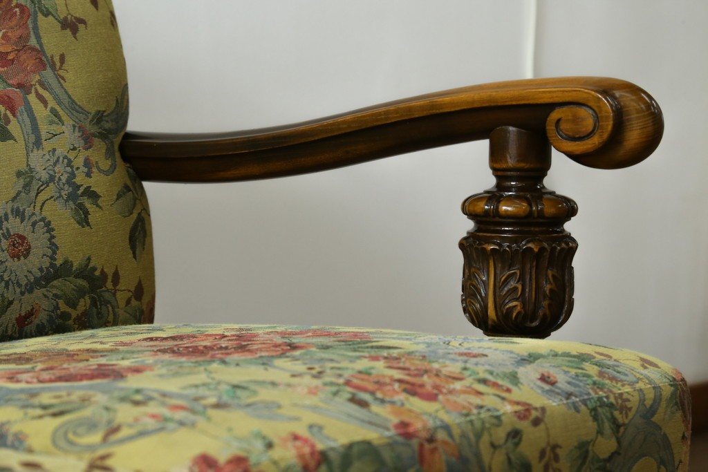 和製ヴィンテージ　三越家具　COUNTRY HOUSE(カントリーハウス)　Brugge(ブルージュ)　アームや脚部の彫刻装飾と鮮やかなファブリックが美しい3人掛けソファ　(R-085407)
