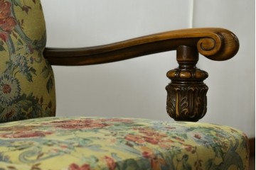 和製ヴィンテージ　三越家具　COUNTRY HOUSE(カントリーハウス)　Brugge(ブルージュ)　アームや脚部の彫刻装飾と鮮やかなファブリックが美しい3人掛けソファ　(R-085407)