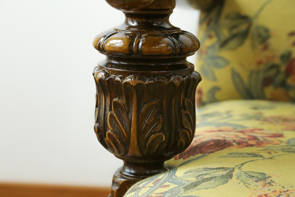 和製ヴィンテージ　三越家具　COUNTRY HOUSE(カントリーハウス)　Brugge(ブルージュ)　アームや脚部の彫刻装飾と鮮やかなファブリックが美しい3人掛けソファ　(R-085407)