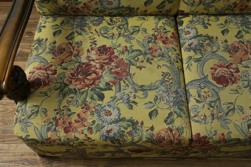 和製ヴィンテージ　三越家具　COUNTRY HOUSE(カントリーハウス)　Brugge(ブルージュ)　アームや脚部の彫刻装飾と鮮やかなファブリックが美しい3人掛けソファ　(R-085407)