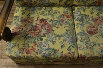 和製ヴィンテージ　三越家具　COUNTRY HOUSE(カントリーハウス)　Brugge(ブルージュ)　アームや脚部の彫刻装飾と鮮やかなファブリックが美しい3人掛けソファ　(R-085407)