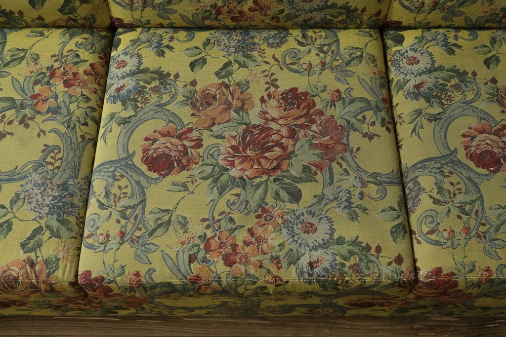 和製ヴィンテージ　三越家具　COUNTRY HOUSE(カントリーハウス)　Brugge(ブルージュ)　アームや脚部の彫刻装飾と鮮やかなファブリックが美しい3人掛けソファ　(R-085407)
