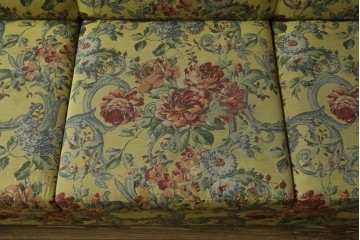 和製ヴィンテージ　三越家具　COUNTRY HOUSE(カントリーハウス)　Brugge(ブルージュ)　アームや脚部の彫刻装飾と鮮やかなファブリックが美しい3人掛けソファ　(R-085407)