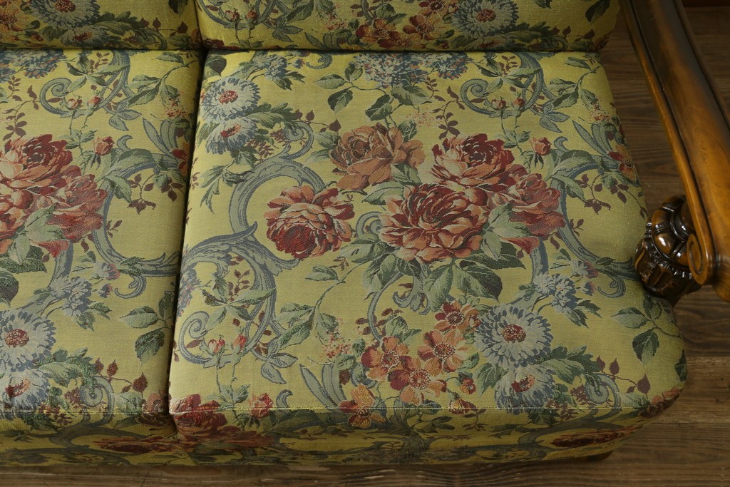 和製ヴィンテージ　三越家具　COUNTRY HOUSE(カントリーハウス)　Brugge(ブルージュ)　アームや脚部の彫刻装飾と鮮やかなファブリックが美しい3人掛けソファ　(R-085407)