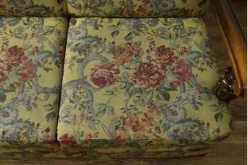 和製ヴィンテージ　三越家具　COUNTRY HOUSE(カントリーハウス)　Brugge(ブルージュ)　アームや脚部の彫刻装飾と鮮やかなファブリックが美しい3人掛けソファ　(R-085407)