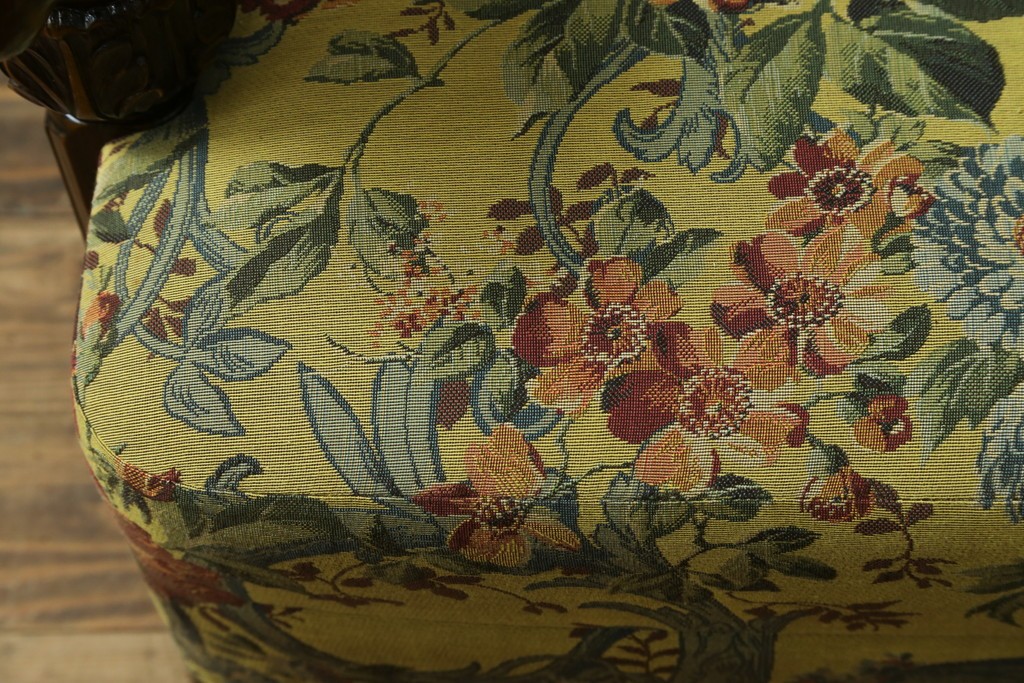 和製ヴィンテージ　三越家具　COUNTRY HOUSE(カントリーハウス)　Brugge(ブルージュ)　アームや脚部の彫刻装飾と鮮やかなファブリックが美しい3人掛けソファ　(R-085407)
