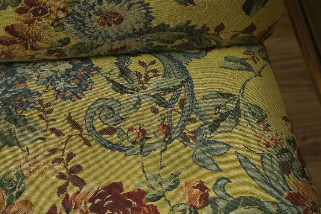 和製ヴィンテージ　三越家具　COUNTRY HOUSE(カントリーハウス)　Brugge(ブルージュ)　アームや脚部の彫刻装飾と鮮やかなファブリックが美しい3人掛けソファ　(R-085407)