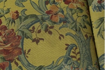 和製ヴィンテージ　三越家具　COUNTRY HOUSE(カントリーハウス)　Brugge(ブルージュ)　アームや脚部の彫刻装飾と鮮やかなファブリックが美しい3人掛けソファ　(R-085407)