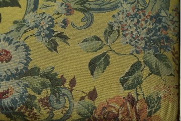 和製ヴィンテージ　三越家具　COUNTRY HOUSE(カントリーハウス)　Brugge(ブルージュ)　アームや脚部の彫刻装飾と鮮やかなファブリックが美しい3人掛けソファ　(R-085407)