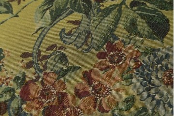 和製ヴィンテージ　三越家具　COUNTRY HOUSE(カントリーハウス)　Brugge(ブルージュ)　アームや脚部の彫刻装飾と鮮やかなファブリックが美しい3人掛けソファ　(R-085407)