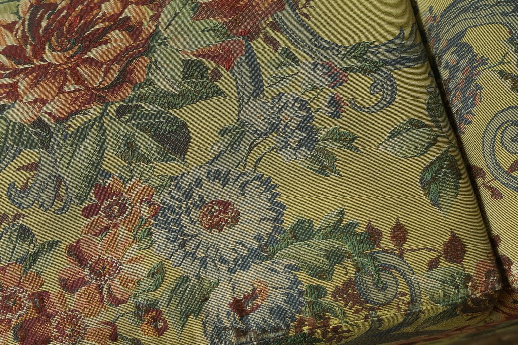 和製ヴィンテージ　三越家具　COUNTRY HOUSE(カントリーハウス)　Brugge(ブルージュ)　アームや脚部の彫刻装飾と鮮やかなファブリックが美しい3人掛けソファ　(R-085407)