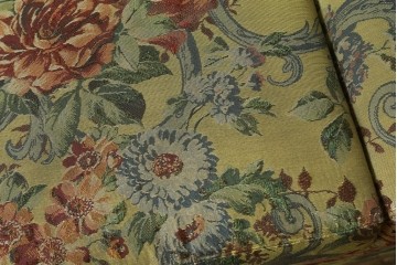 和製ヴィンテージ　三越家具　COUNTRY HOUSE(カントリーハウス)　Brugge(ブルージュ)　アームや脚部の彫刻装飾と鮮やかなファブリックが美しい3人掛けソファ　(R-085407)