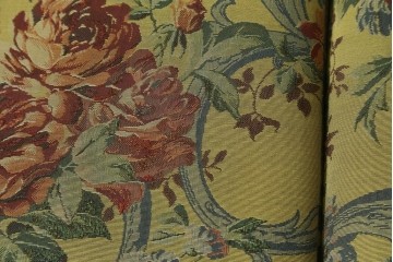 和製ヴィンテージ　三越家具　COUNTRY HOUSE(カントリーハウス)　Brugge(ブルージュ)　アームや脚部の彫刻装飾と鮮やかなファブリックが美しい3人掛けソファ　(R-085407)
