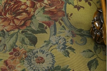 和製ヴィンテージ　三越家具　COUNTRY HOUSE(カントリーハウス)　Brugge(ブルージュ)　アームや脚部の彫刻装飾と鮮やかなファブリックが美しい3人掛けソファ　(R-085407)