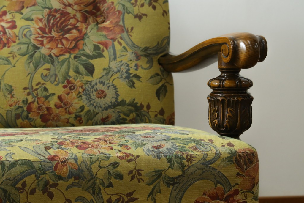 和製ヴィンテージ　三越家具　COUNTRY HOUSE(カントリーハウス)　Brugge(ブルージュ)　アームや脚部の彫刻装飾と鮮やかなファブリックが美しい3人掛けソファ　(R-085407)