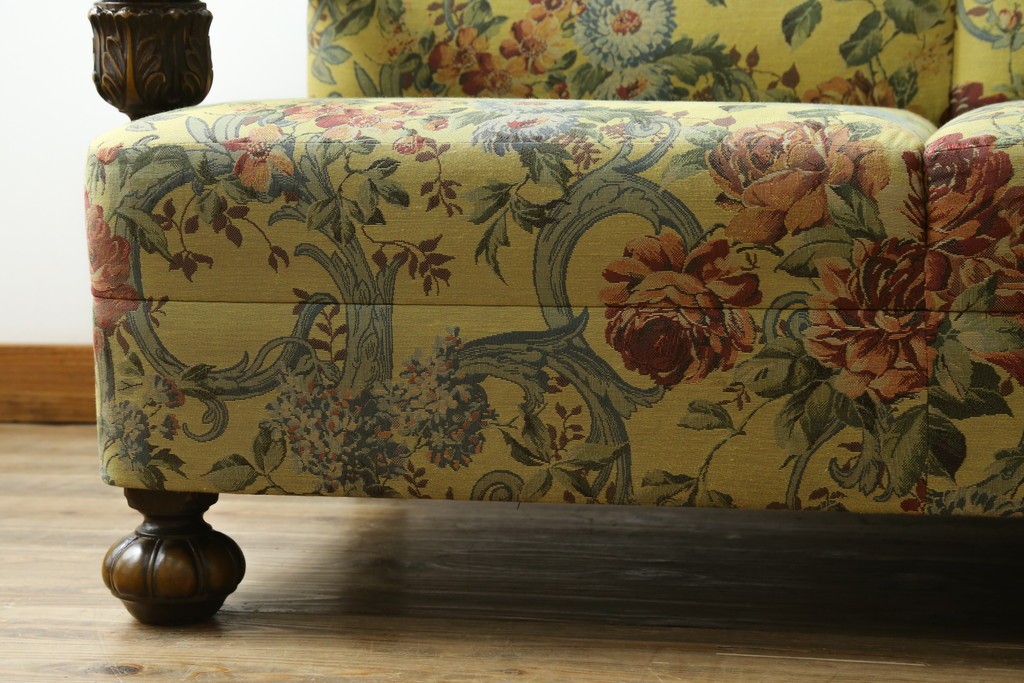和製ヴィンテージ　三越家具　COUNTRY HOUSE(カントリーハウス)　Brugge(ブルージュ)　アームや脚部の彫刻装飾と鮮やかなファブリックが美しい3人掛けソファ　(R-085407)