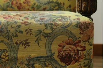和製ヴィンテージ　三越家具　COUNTRY HOUSE(カントリーハウス)　Brugge(ブルージュ)　アームや脚部の彫刻装飾と鮮やかなファブリックが美しい3人掛けソファ　(R-085407)