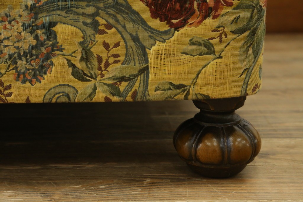 和製ヴィンテージ　三越家具　COUNTRY HOUSE(カントリーハウス)　Brugge(ブルージュ)　アームや脚部の彫刻装飾と鮮やかなファブリックが美しい3人掛けソファ　(R-085407)