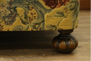 和製ヴィンテージ　三越家具　COUNTRY HOUSE(カントリーハウス)　Brugge(ブルージュ)　アームや脚部の彫刻装飾と鮮やかなファブリックが美しい3人掛けソファ　(R-085407)