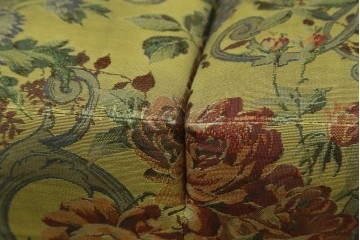 和製ヴィンテージ　三越家具　COUNTRY HOUSE(カントリーハウス)　Brugge(ブルージュ)　アームや脚部の彫刻装飾と鮮やかなファブリックが美しい3人掛けソファ　(R-085407)